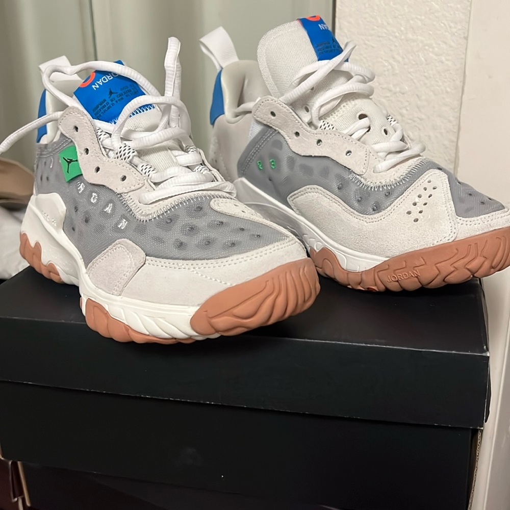 Jordan Delta 2 (GS)

Light smoke grey/white 
Size: 5Y